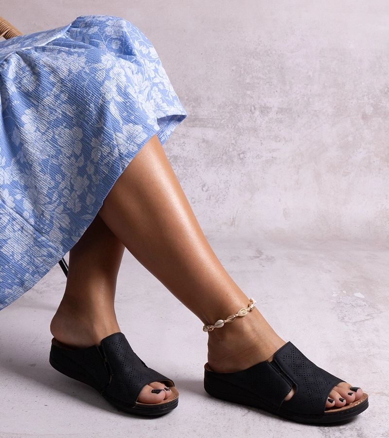 Čierne perforované šľapky Marouna