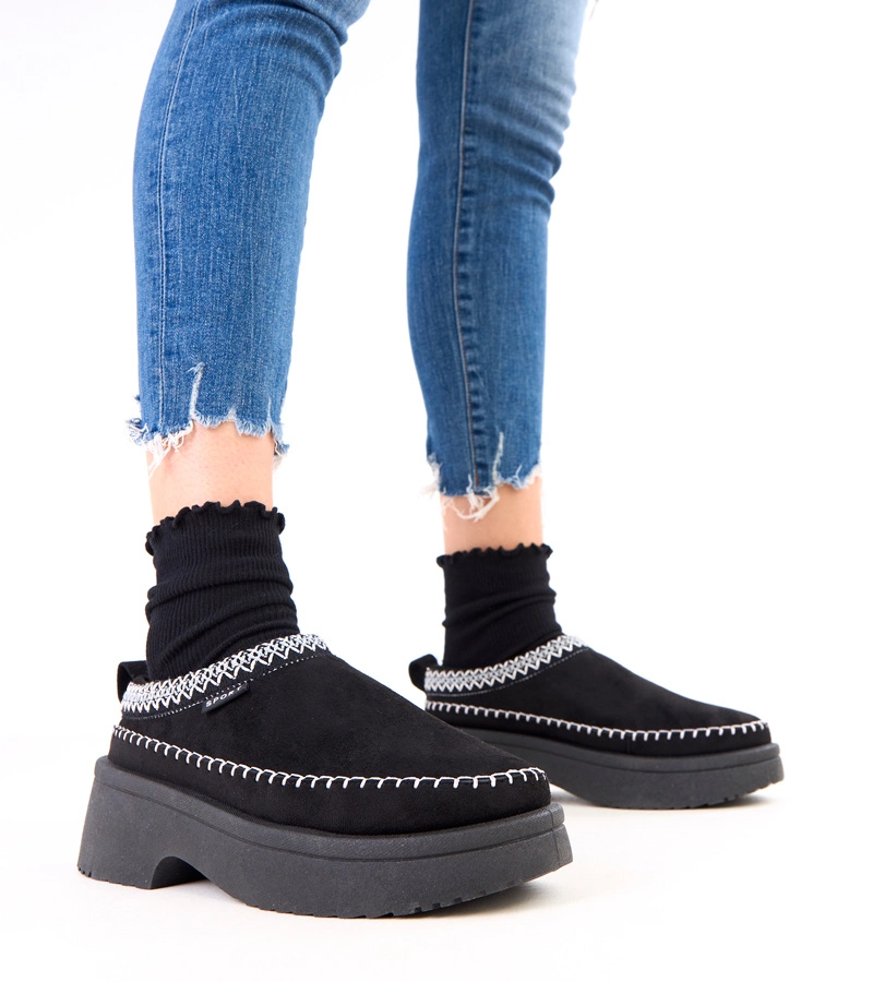 Čierne papuče zdobené výšivkou na platforme Julen