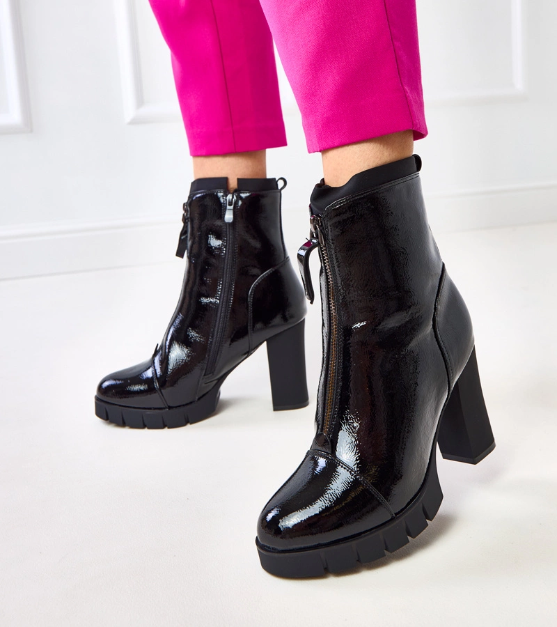 Čierne lakované členkové topánky na podpätku Sasa