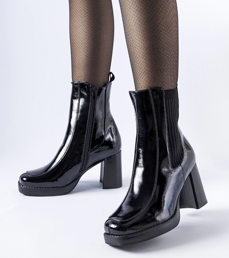 Čierne lakované členkové čižmy Boni na podpätku