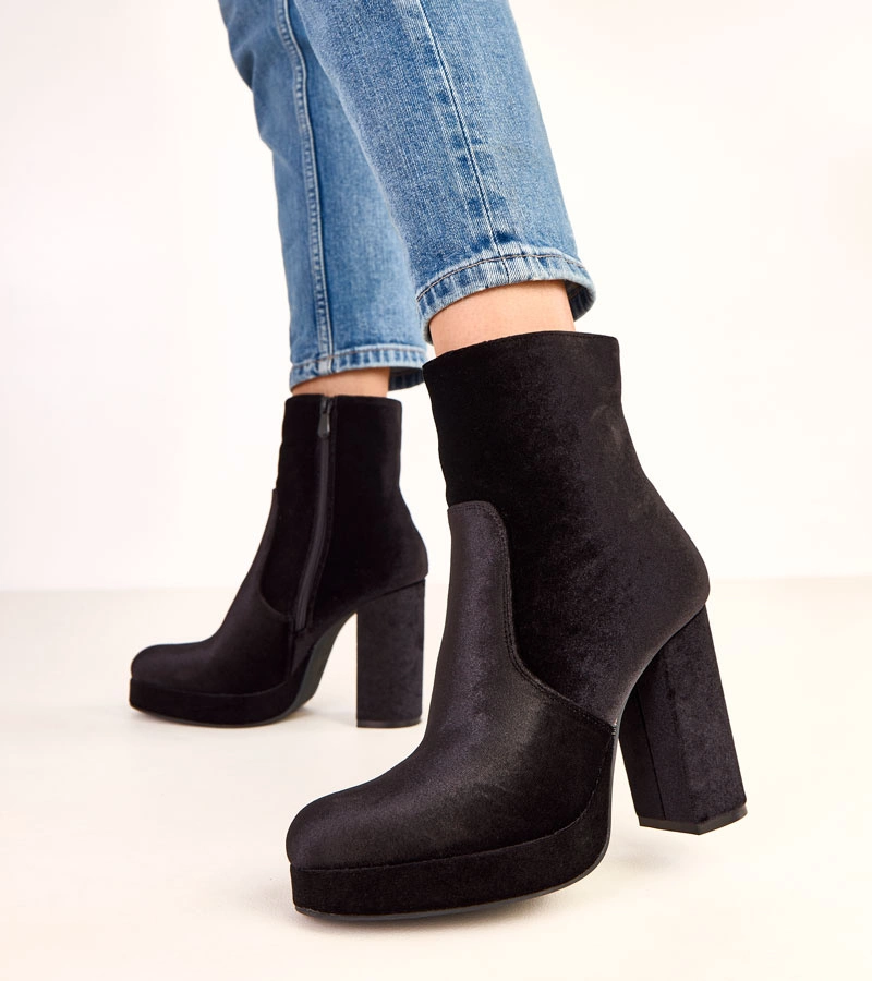 Čierne lesklé členkové topánky na podpätku Asanda