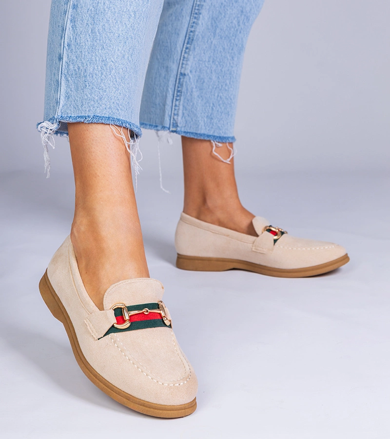 Béžové mokasíny z ekosemišu so zlatou ozdobou Daliana