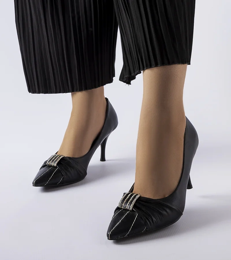 Čierne lodičky na podpätku so zirkónmi Fortin