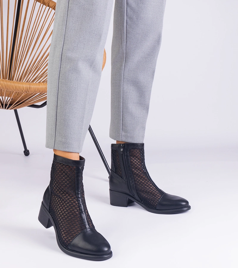 Čierne sieťované členkové topánky na opätku Melarka