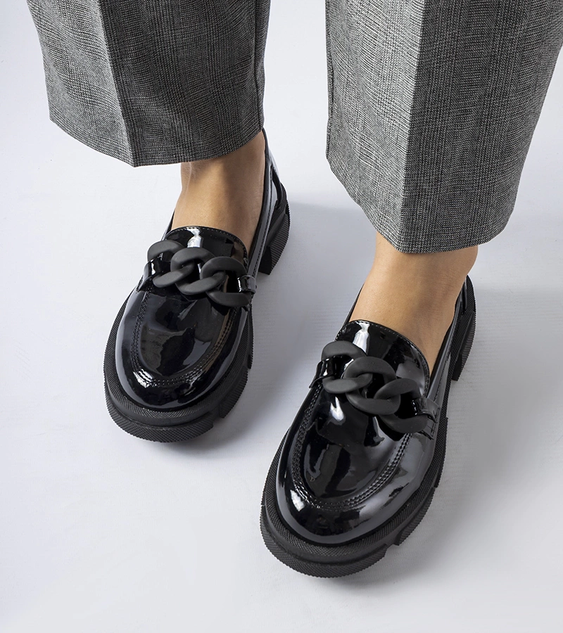 Čierne lakované mokasíny so Suelli reťazom