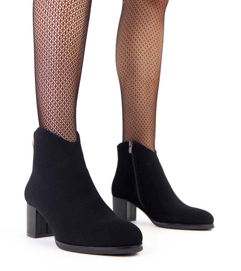 Čierne členkové topánky s jemnou ozdobou z matnej ekokože Angelo
