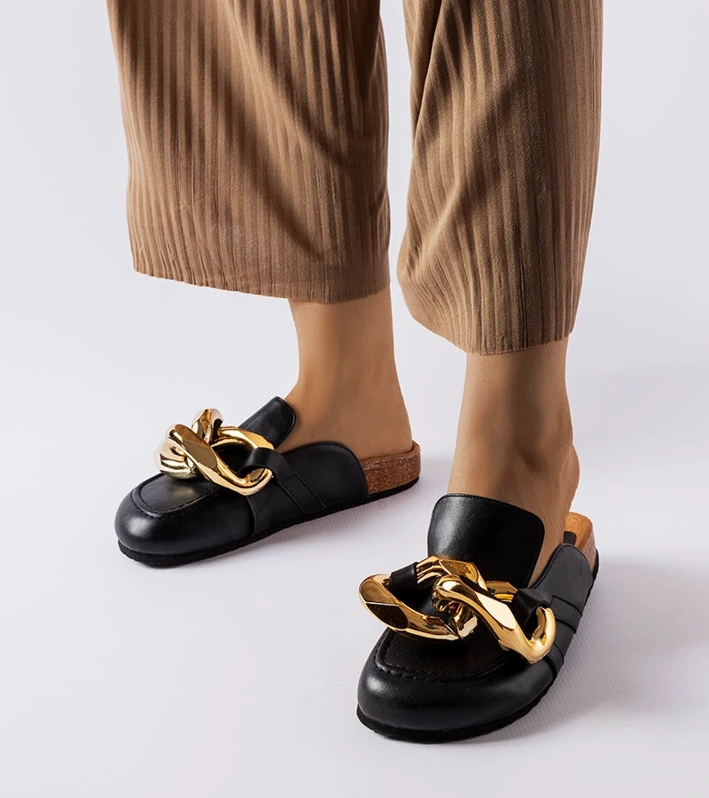 Čierne žabky s retiazkou Christelle