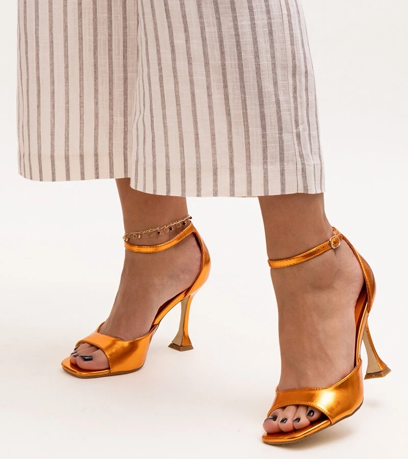 Blyštiace sandále na podpätku s remienkom Delinda