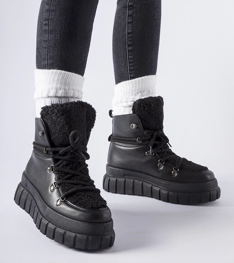 Čierne čižmy na masívnej platforme Sforza