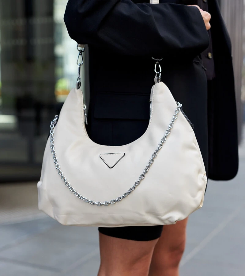 Bežová kabelka na plece s reťazou Bikata