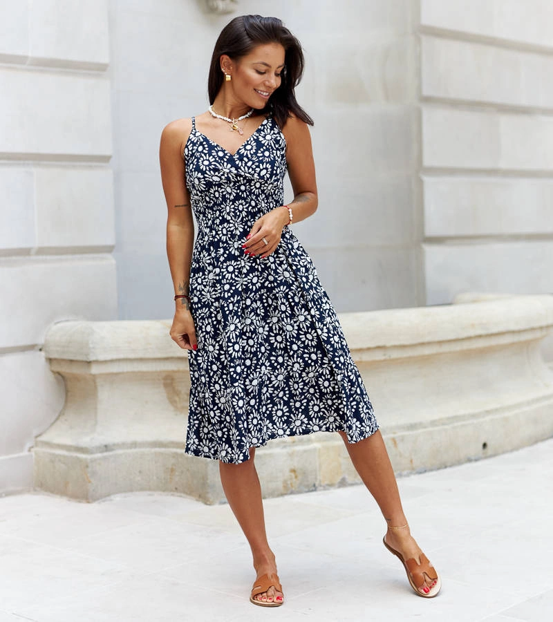 Námornícky modré midi šaty s bielymi kvetmi Guantai