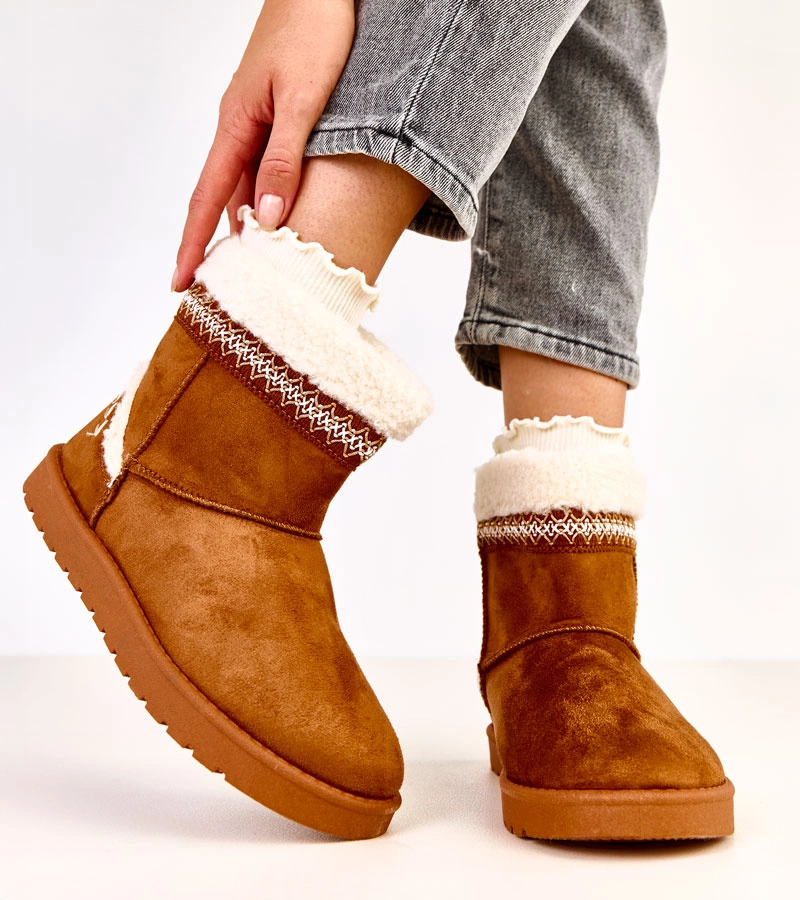 Karamelové nízke snehule zdobené výšivkou Sensila