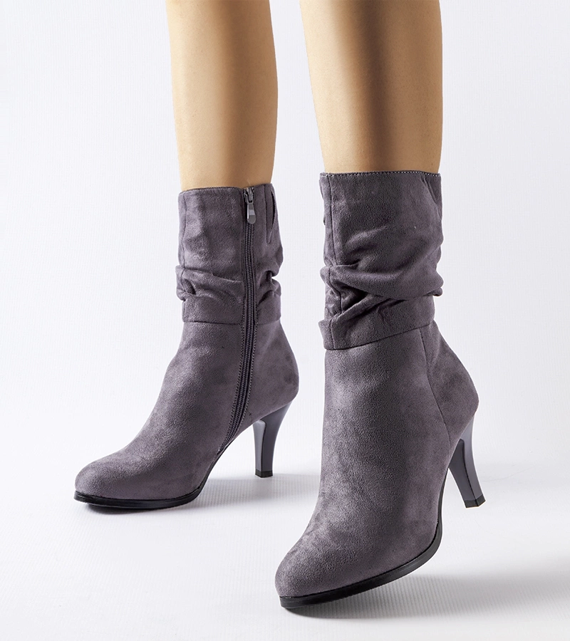 Sivé zateplené čižmy z ekokože na opätku Sant.