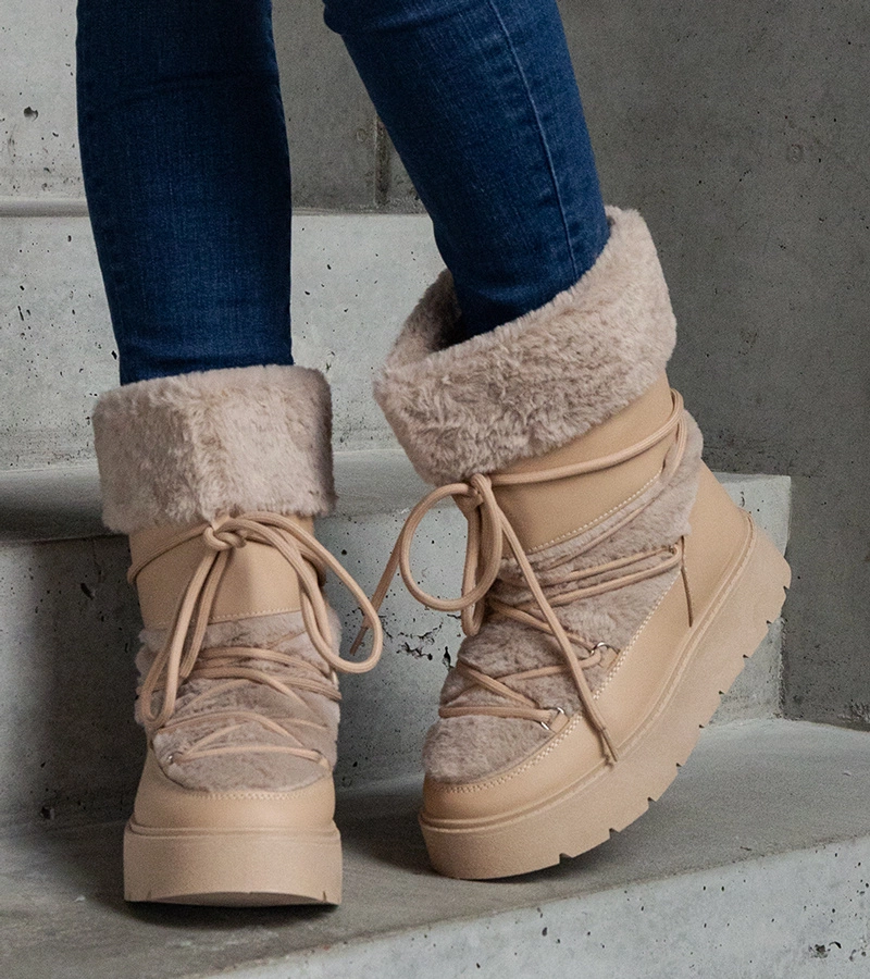 Béžové zateplené šnurovacie snehule zdobené kožušinou Istiss