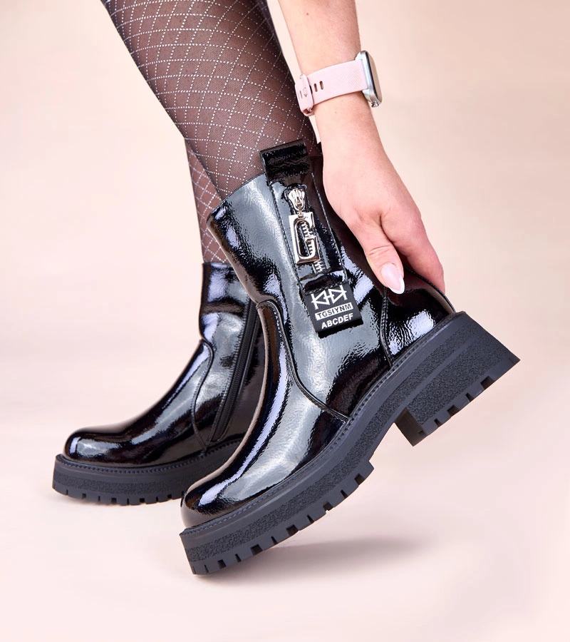 Čierne lakované členkové topánky s ozdobným zipsom Taraya