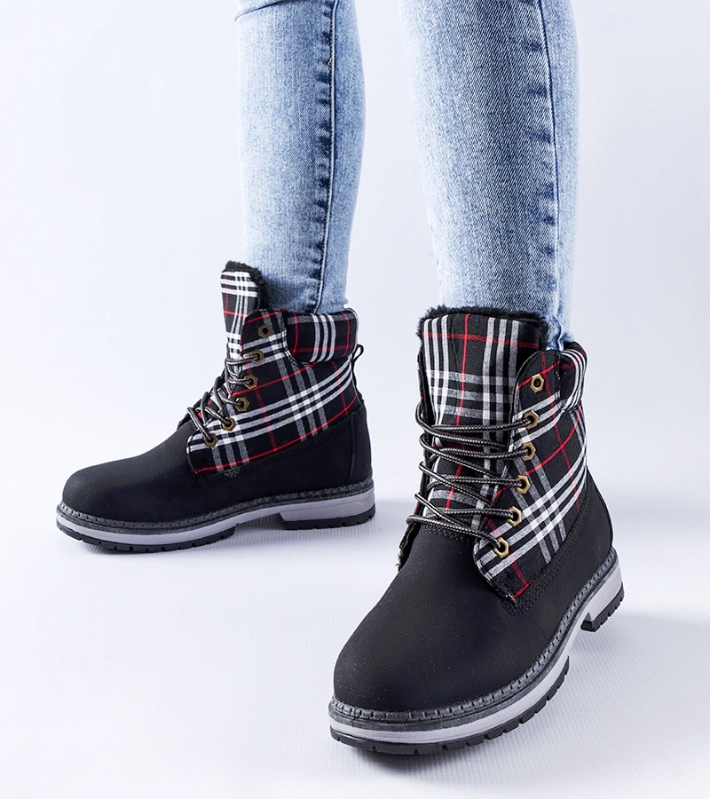 Čierne trapery zdobené kockovaným vzorom Dino