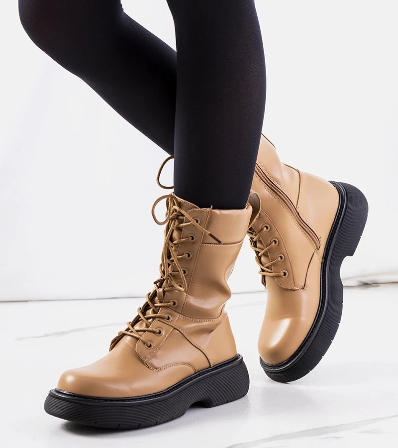 Hnedý botki izolovaný Sobrin