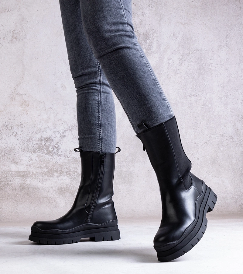 Čierne členkové topánky na masívnej podrážke Naema