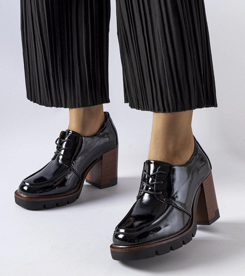 Čierne lakované topánky na podpätku Vinceza