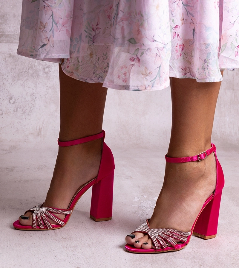 Ciemnoróżové lesklé sandále na podpätku Zrinka.