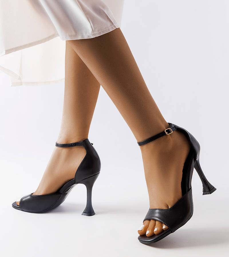 Čierne sandále Delinda s remienkami na podpätku